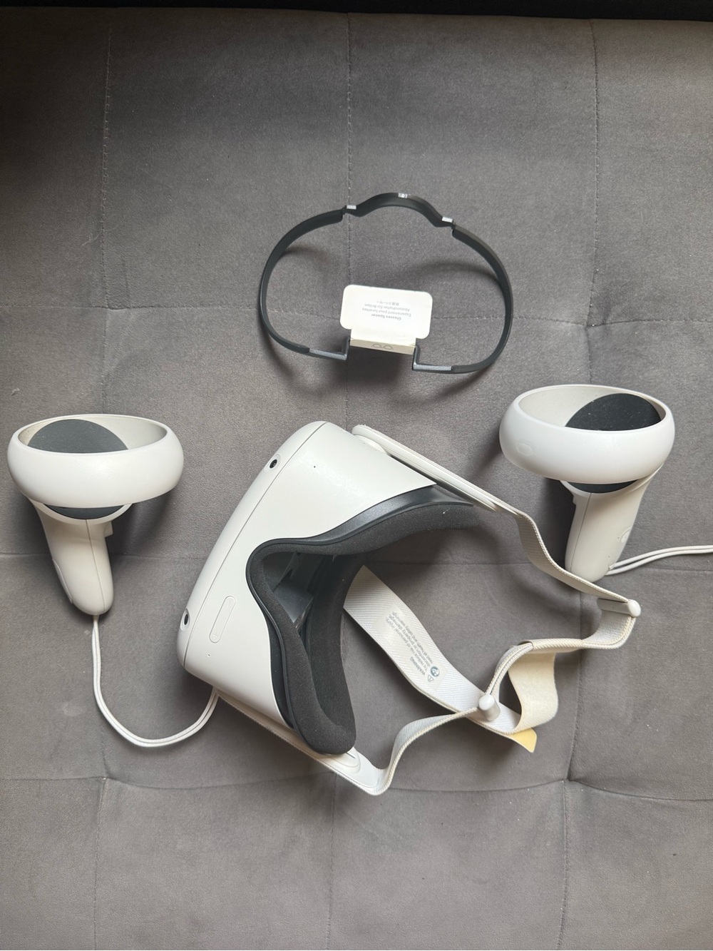 Oculus Quest 2 VR Headset with White Controllers